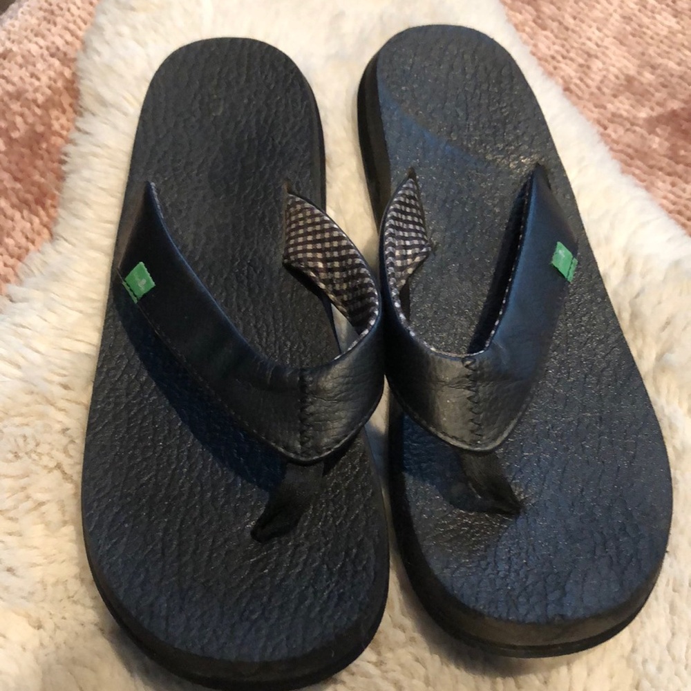 Sanuk flips